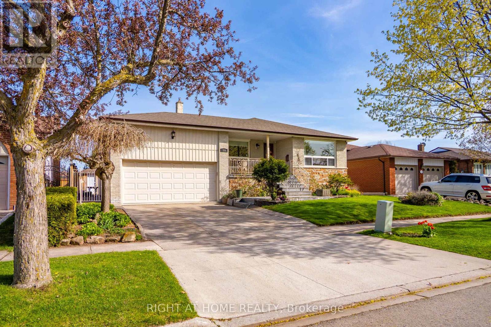 304 Ulric Crescent, Oakville, Ontario  L6K 3R2 - Photo 2 - W13088744