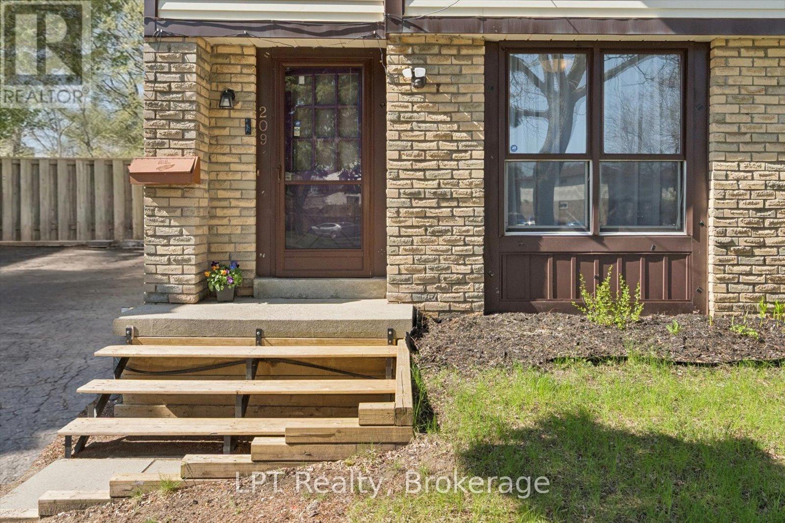 209 Northminster Court, Oshawa, Ontario  L1G 7M6 - Photo 2 - E13089026