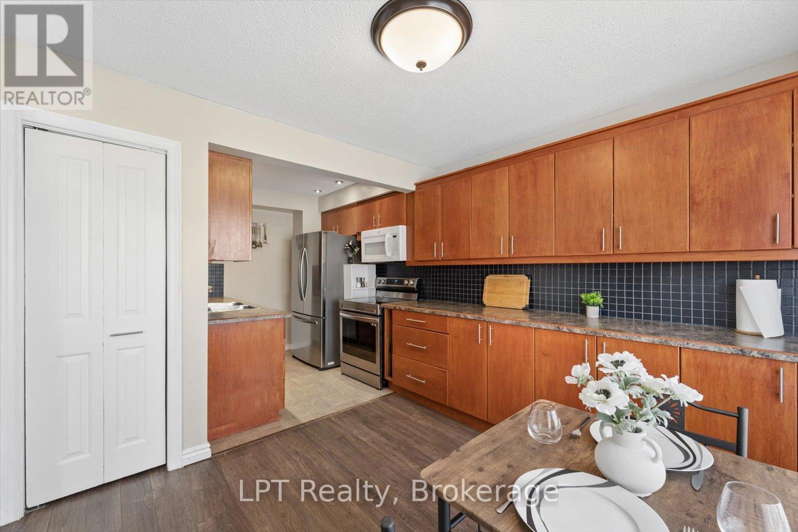 209 Northminster Court, Oshawa, Ontario  L1G 7M6 - Photo 3 - E13089026