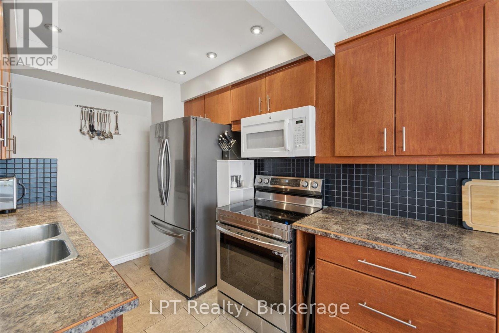 209 Northminster Court, Oshawa, Ontario  L1G 7M6 - Photo 4 - E13089026