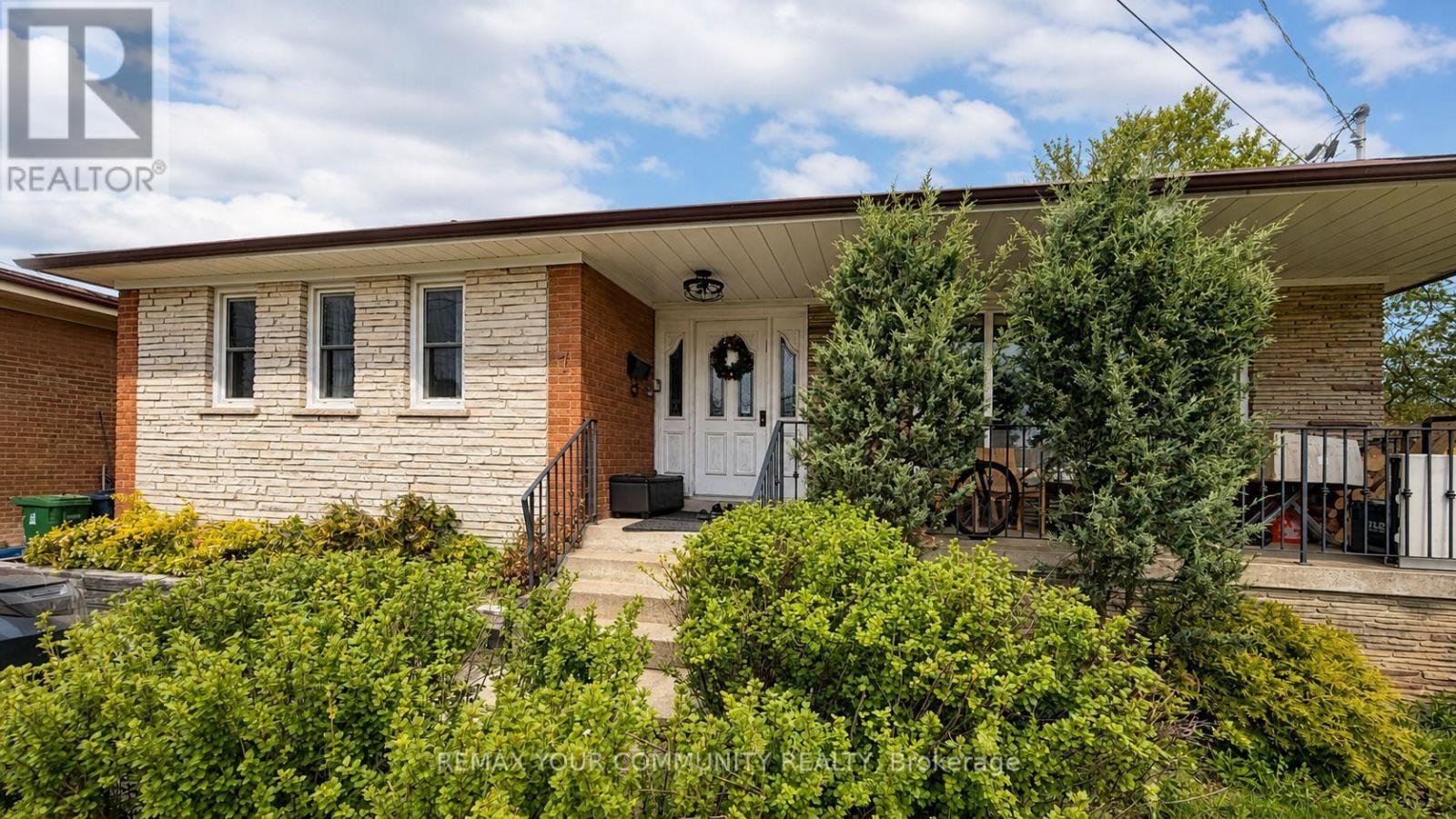Main - 7 Digby Court, Toronto, Ontario  M2R 2X5 - Photo 1 - C13089178