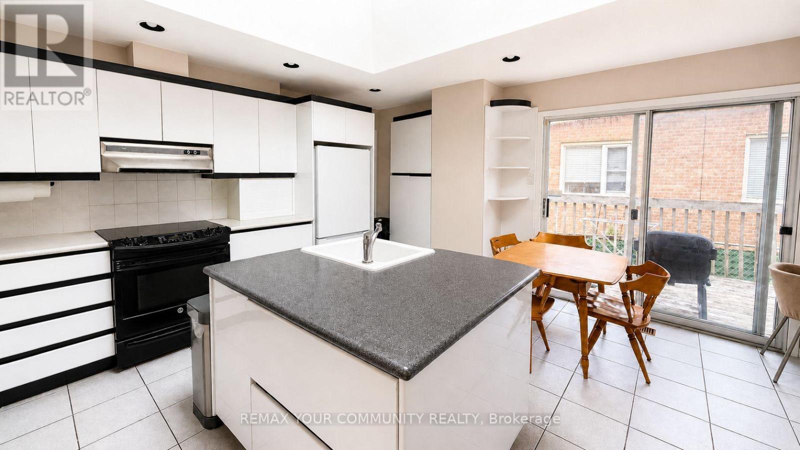 Main - 7 Digby Court, Toronto, Ontario  M2R 2X5 - Photo 13 - C13089178