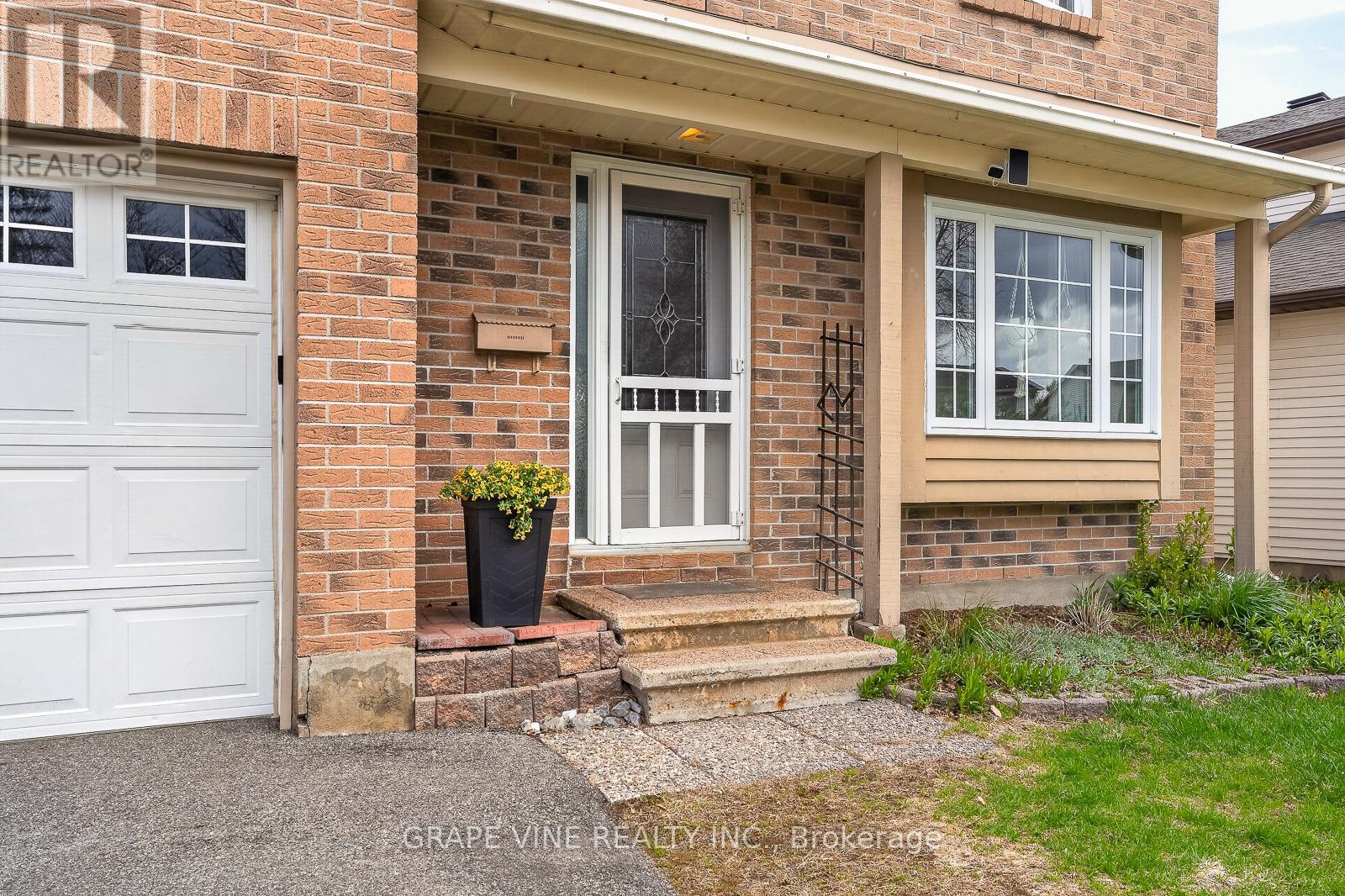 292 Du Grand Bois Avenue, Ottawa, Ontario  K1E 2S6 - Photo 4 - X13088952