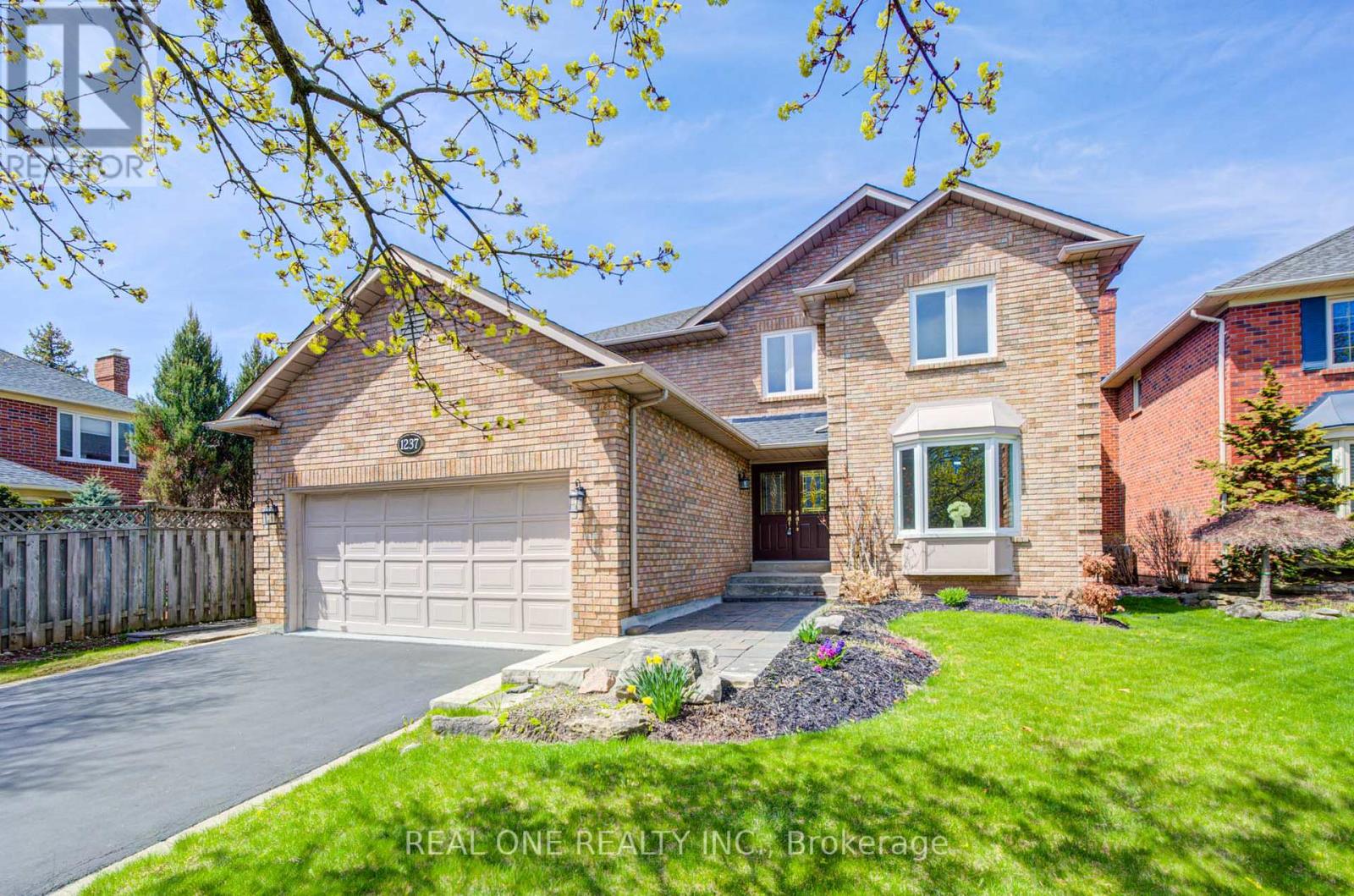 1237 Woodview Drive, Oakville, Ontario  L6M 2M5 - Photo 1 - W13088936