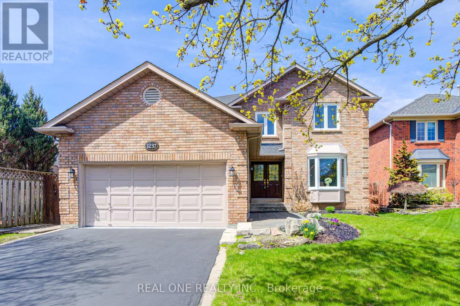 1237 Woodview Drive, Oakville, Ontario  L6M 2M5 - Photo 2 - W13088936