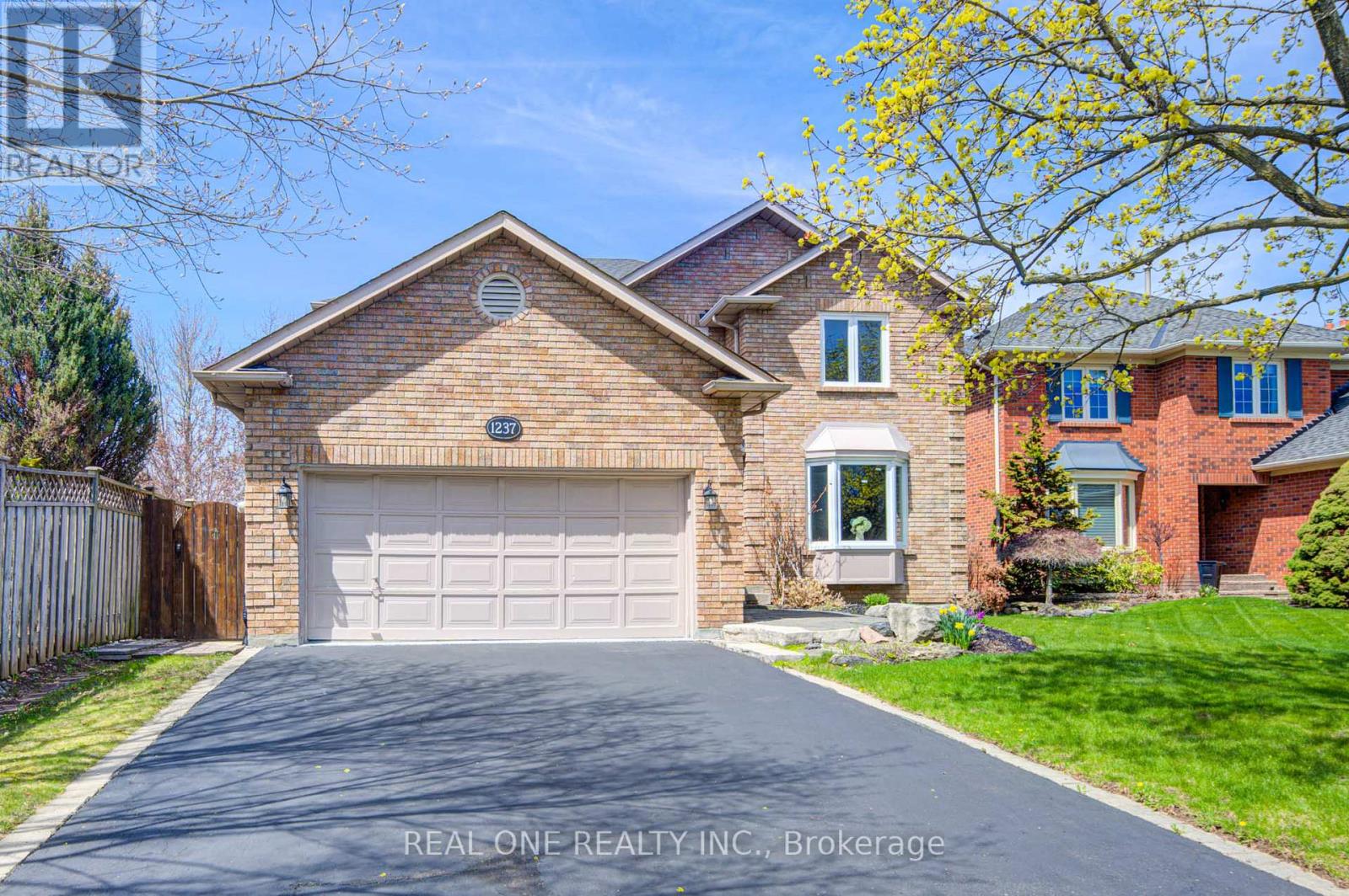 1237 Woodview Drive, Oakville, Ontario  L6M 2M5 - Photo 3 - W13088936