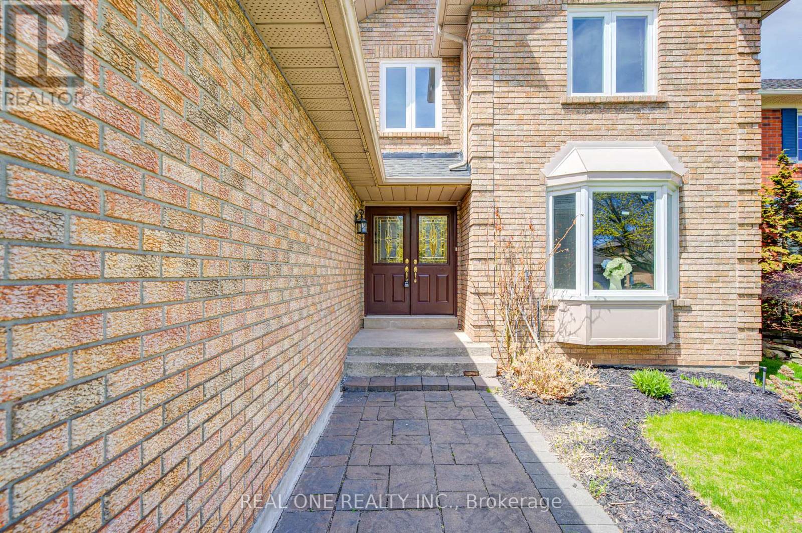 1237 Woodview Drive, Oakville, Ontario  L6M 2M5 - Photo 4 - W13088936