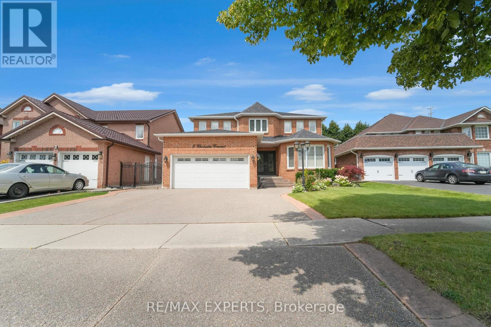 8 Chickadee Crescent, Brampton, Ontario  L6Z 3L5 - Photo 2 - W13088974