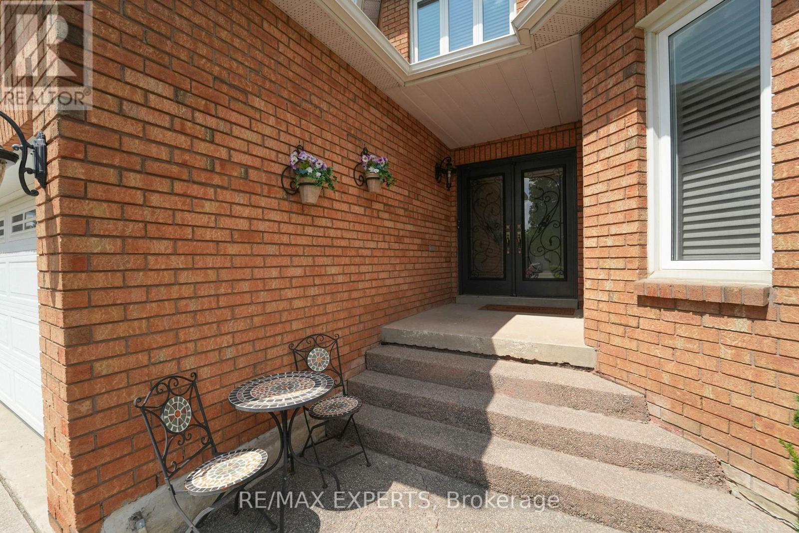 8 Chickadee Crescent, Brampton, Ontario  L6Z 3L5 - Photo 5 - W13088974