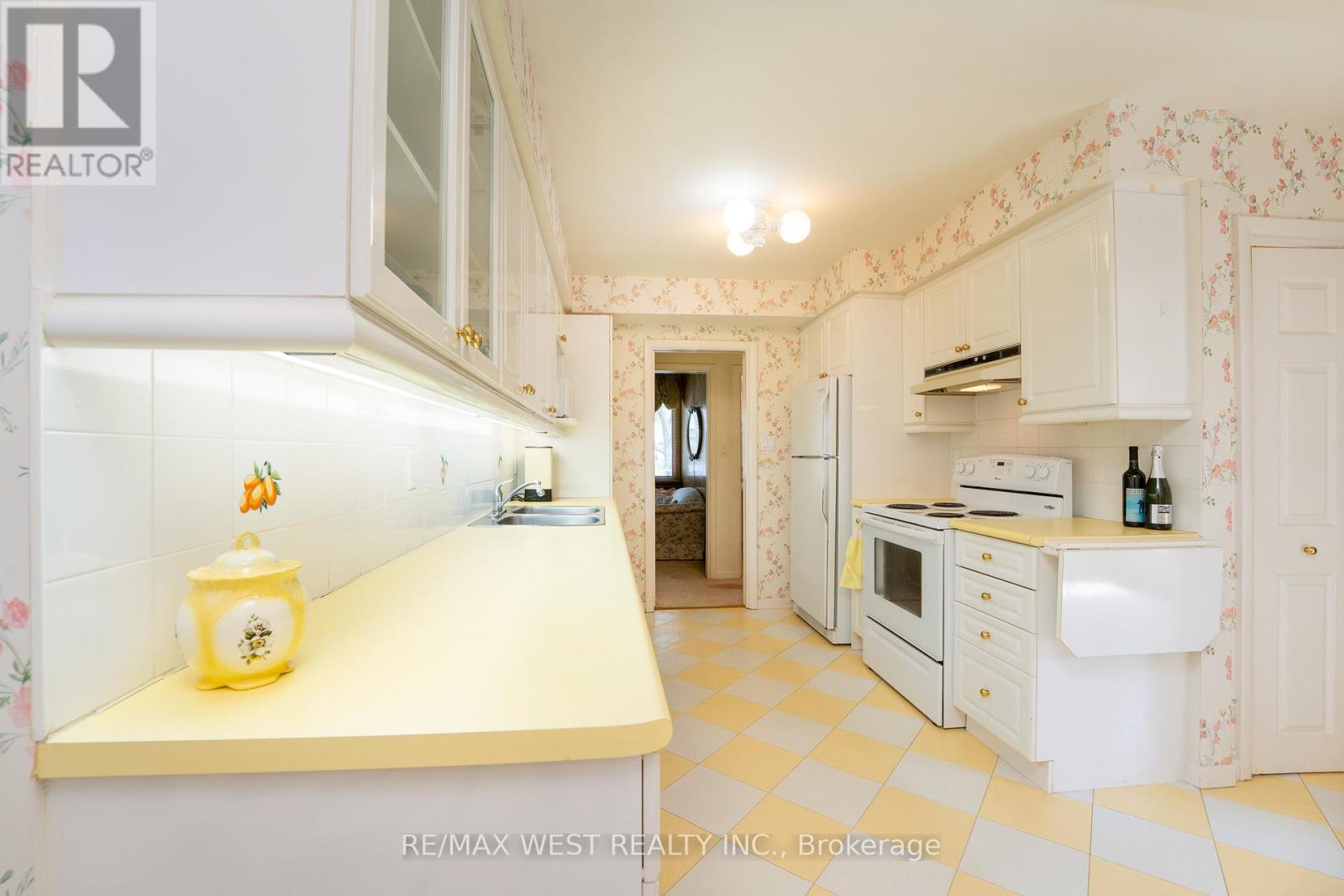 2 Greenford Road, Toronto, Ontario  M9A 3E6 - Photo 19 - W13088976