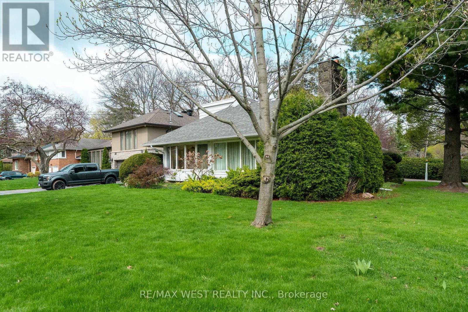 2 Greenford Road, Toronto, Ontario  M9A 3E6 - Photo 4 - W13088976