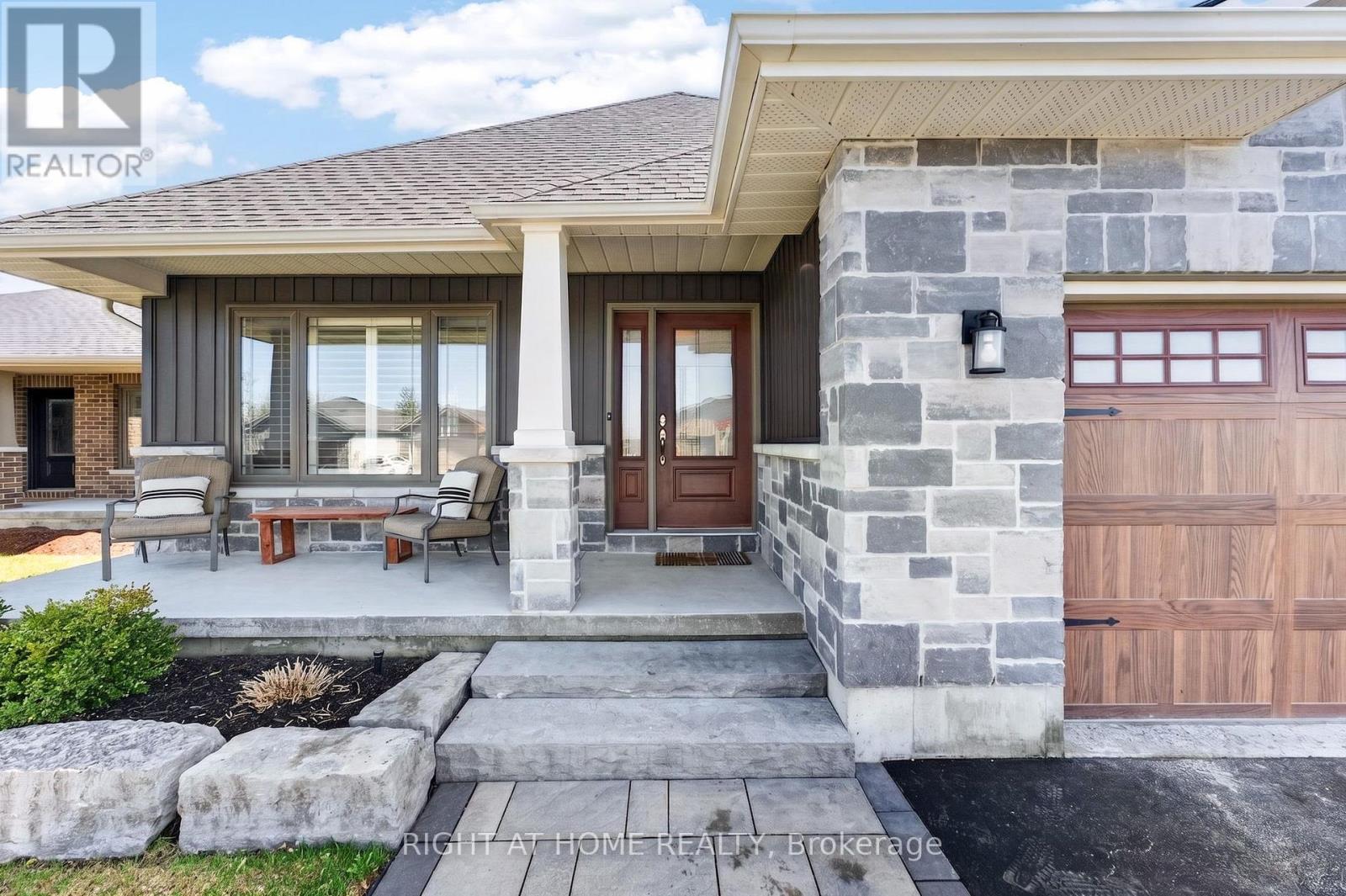 27 Woodburn Drive, Quinte West, Ontario K8V 0E1 - Photo 4 - X13021182