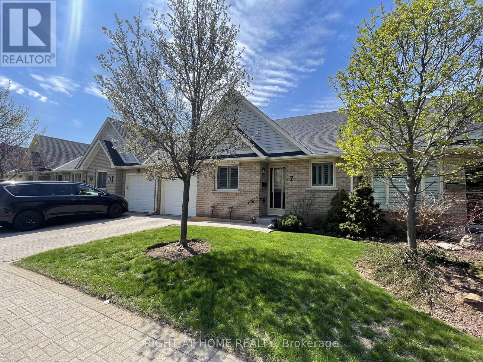7 - 165 MAIN STREET E, Grimsby, Ontario