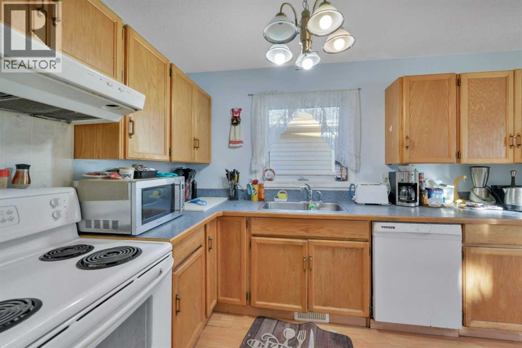 52 Roland, Red Deer, Alberta  T4R 3K9 - Photo 8 - A2279725