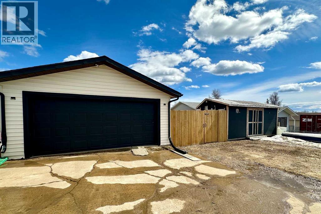 21 Pan Am Street, Swan Hills, Alberta  T0G 2C0 - Photo 2 - A2307724