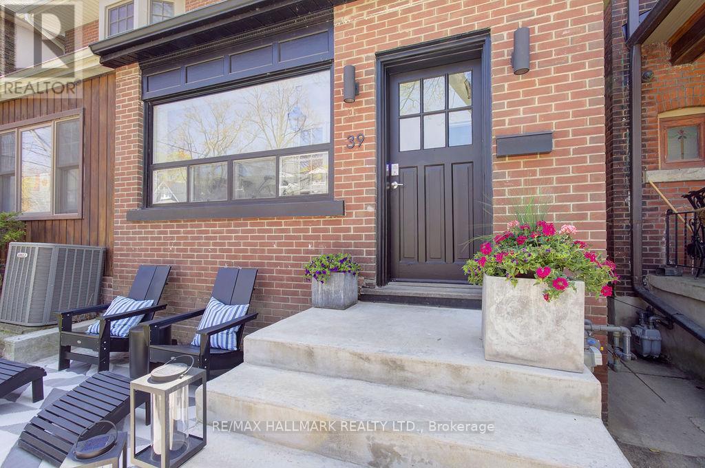 39 Dixon Avenue, Toronto, Ontario  M4L 1N4 - Photo 3 - E13089460