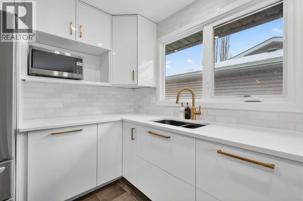 584 Woodhill Place SW, Calgary, Alberta  T2W 3L5 - Photo 15 - A2298867