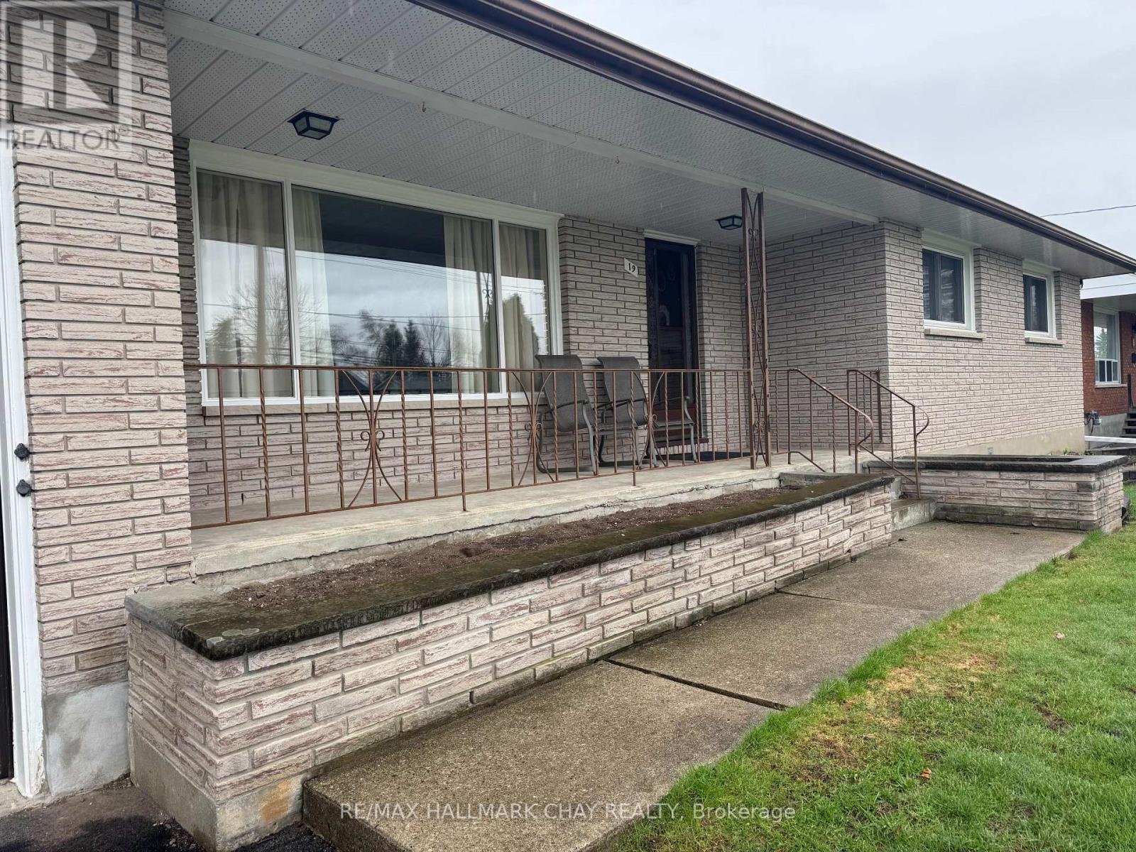 19 Steel Street, Barrie, Ontario  L4M 2E6 - Photo 2 - S13089450
