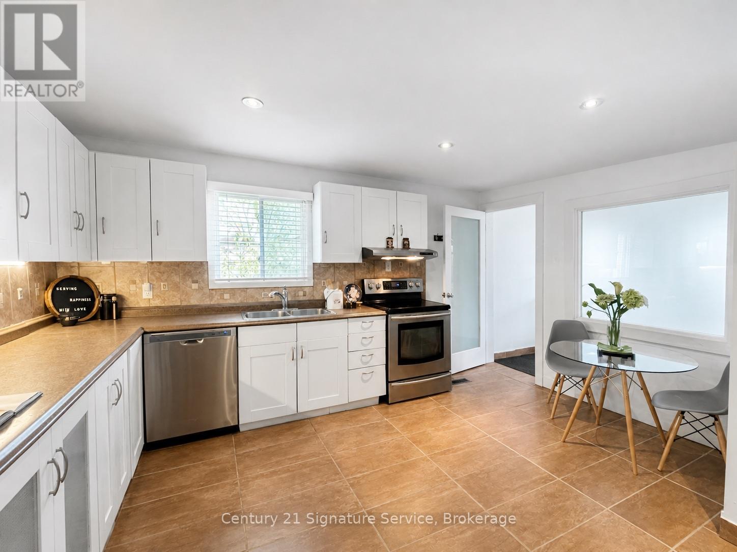 527 Westmount Avenue, Toronto, Ontario  M6E 3N6 - Photo 12 - C13089528