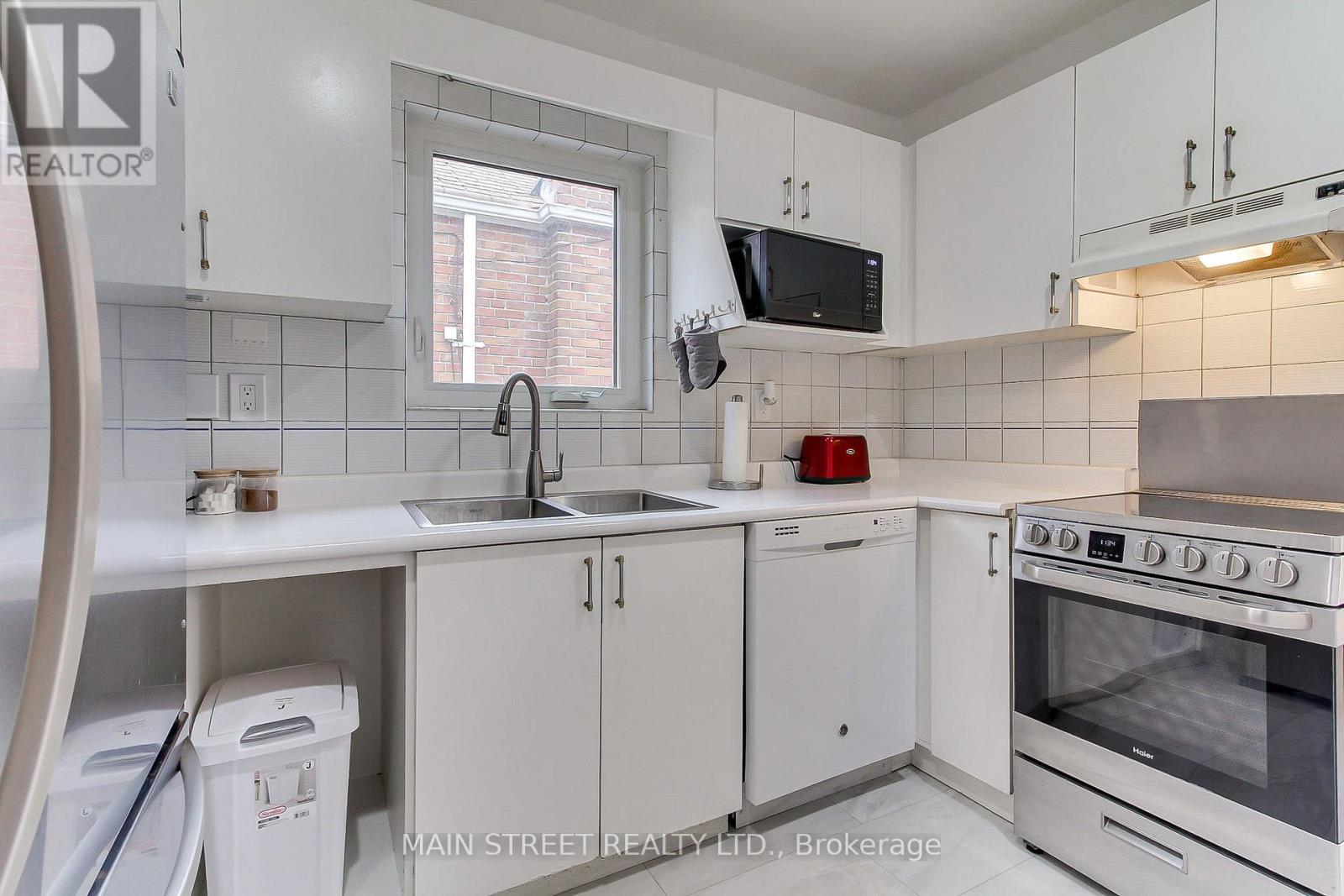 595 Northcliffe Boulevard, Toronto, Ontario  M6E 3L6 - Photo 15 - C13089858