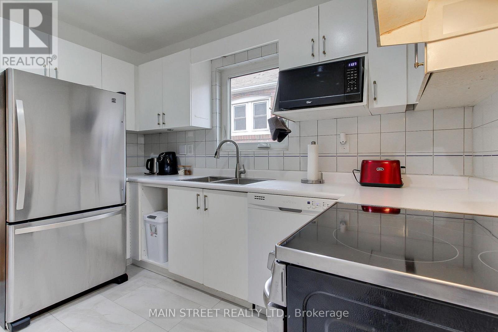 595 Northcliffe Boulevard, Toronto, Ontario  M6E 3L6 - Photo 16 - C13089858