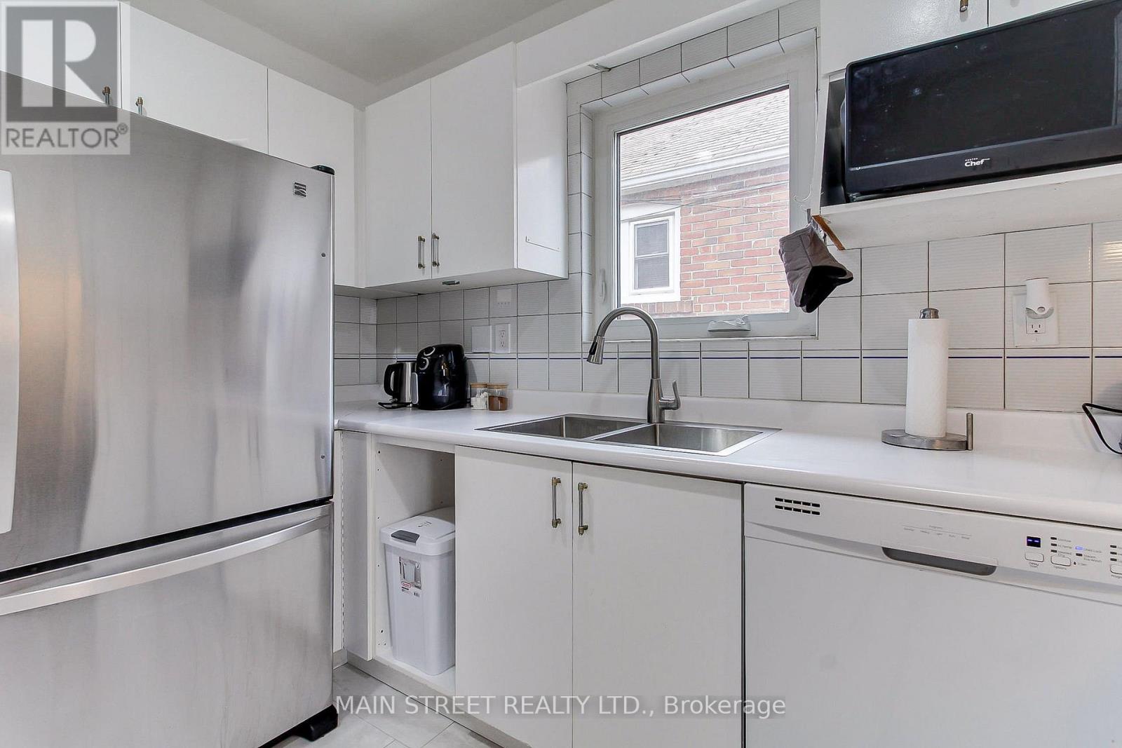 595 Northcliffe Boulevard, Toronto, Ontario  M6E 3L6 - Photo 17 - C13089858
