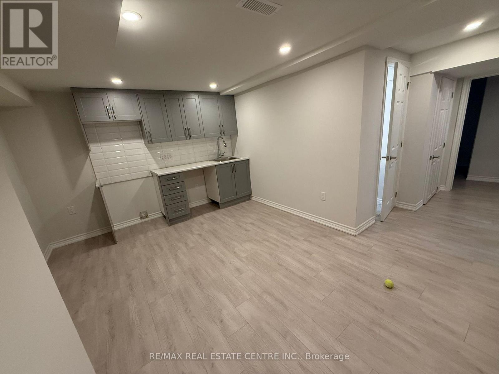 33 Lacewood Crescent, Brampton, Ontario  L6S 3K3 - Photo 3 - W13085648