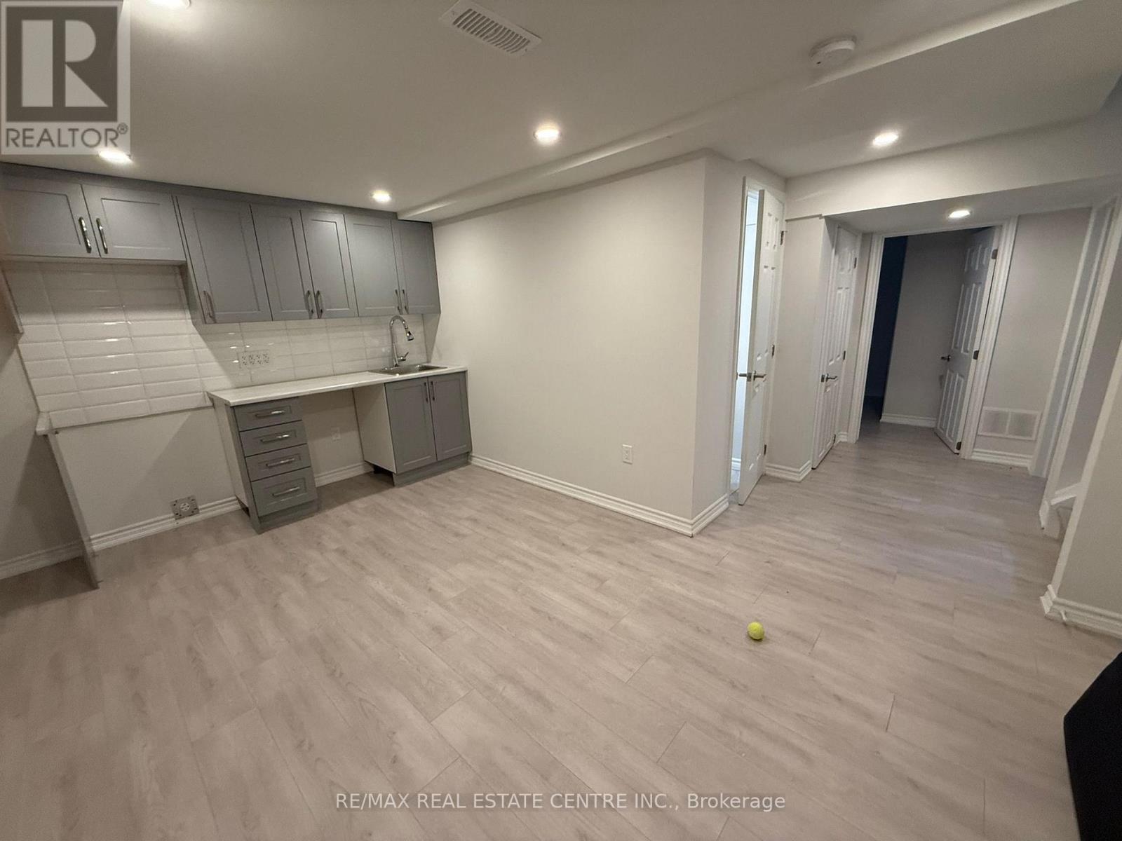 33 Lacewood Crescent, Brampton, Ontario  L6S 3K3 - Photo 4 - W13085648