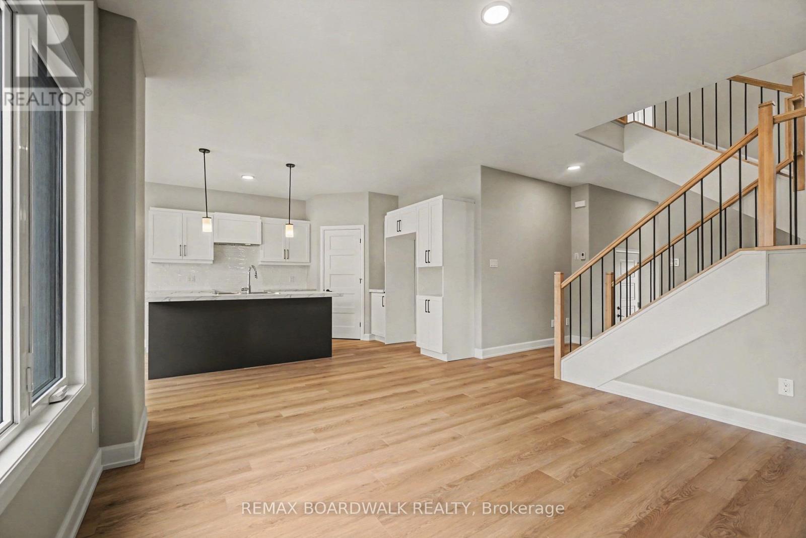 404 Falcon Lane, Russell, Ontario  K4R 1E5 - Photo 2 - X12899440