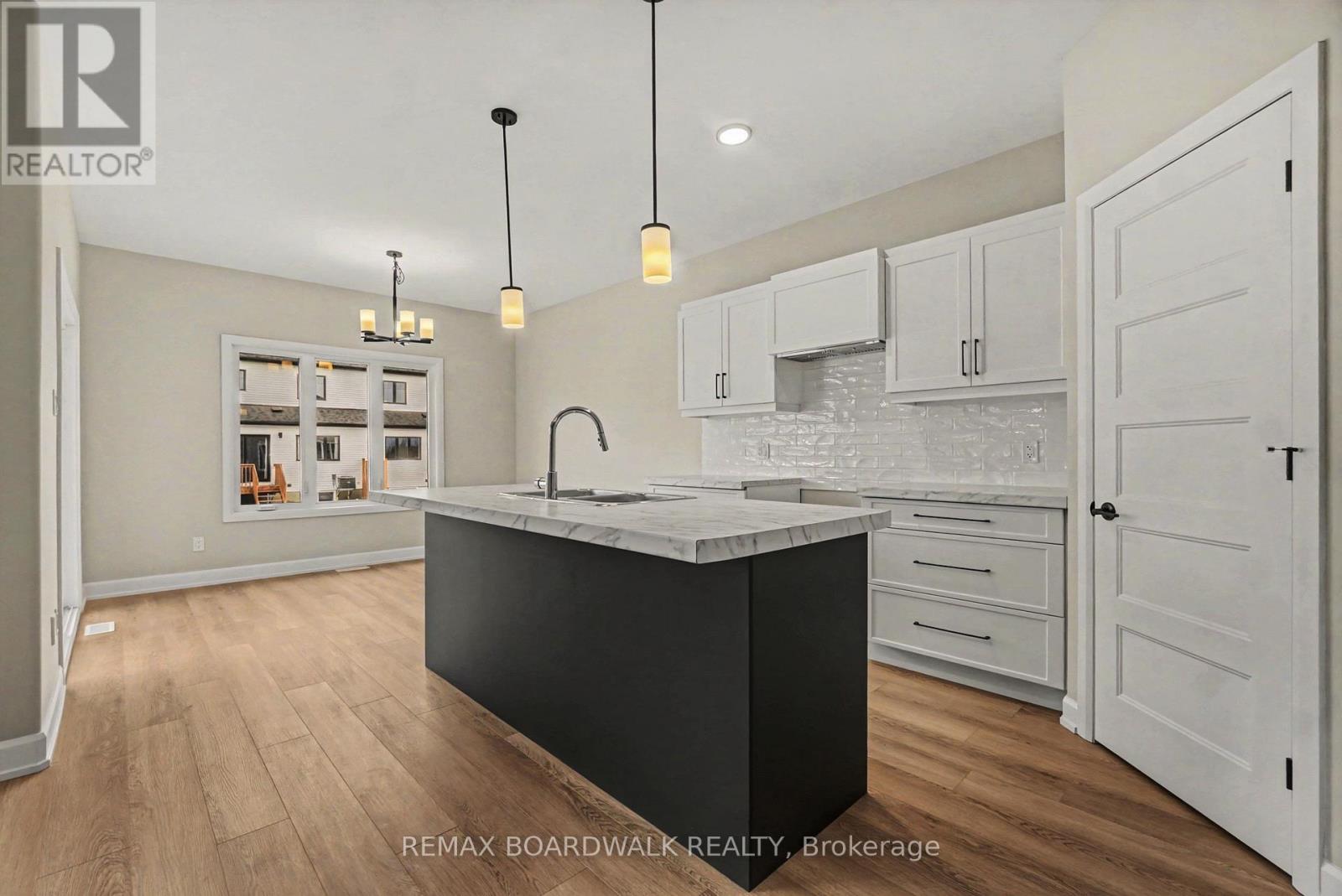 404 Falcon Lane, Russell, Ontario  K4R 1E5 - Photo 4 - X12899440