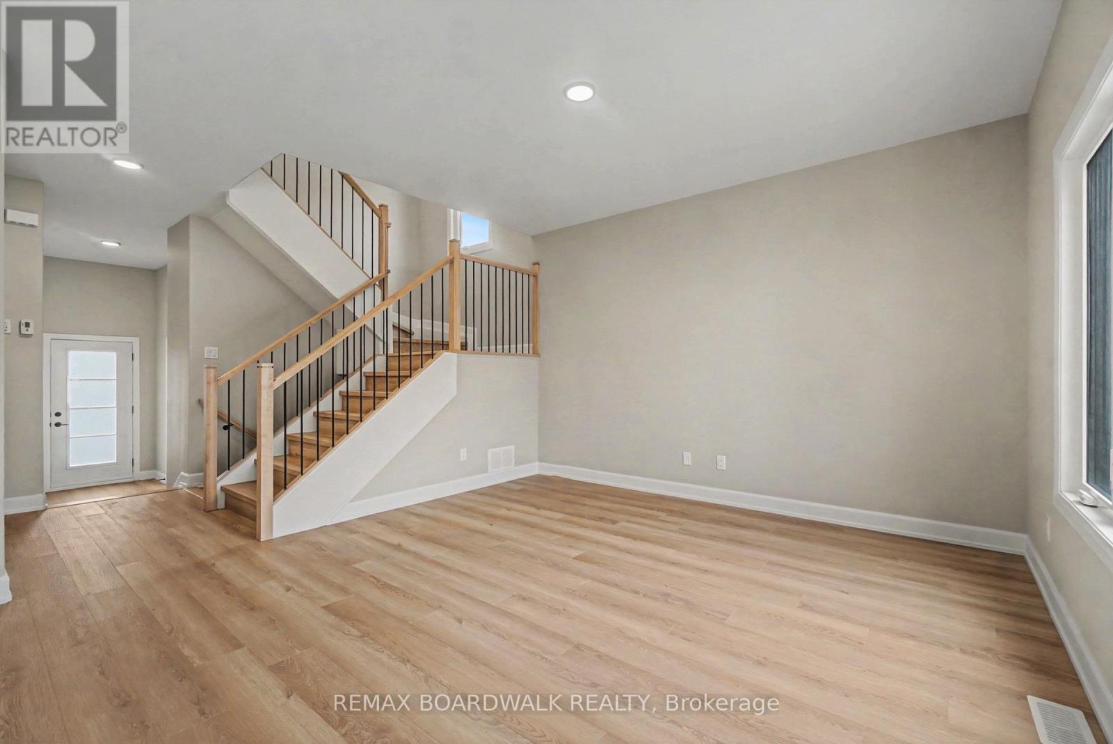 404 Falcon Lane, Russell, Ontario  K4R 1E5 - Photo 3 - X12899440