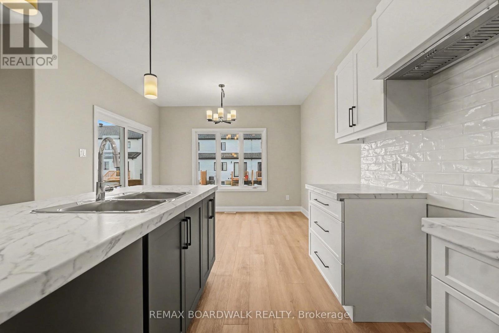 404 Falcon Lane, Russell, Ontario  K4R 1E5 - Photo 5 - X12899440