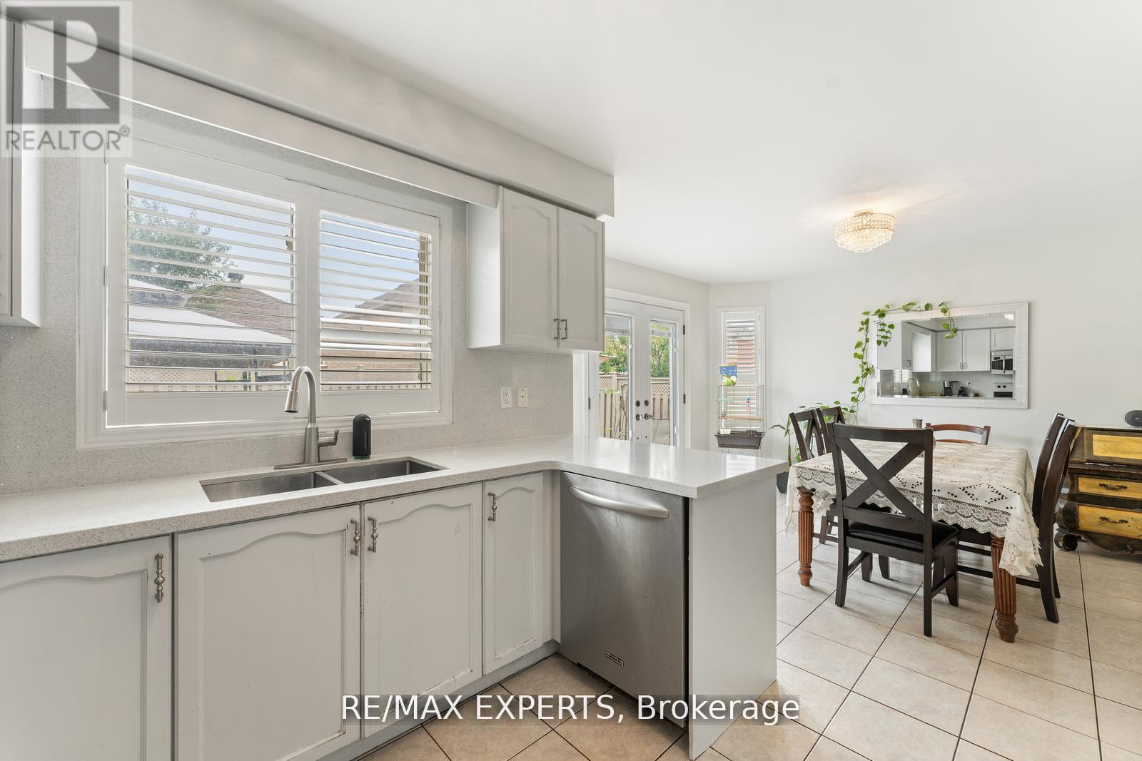 19 Maximillian Street, Vaughan, Ontario  L4H 2S6 - Photo 3 - N13089624