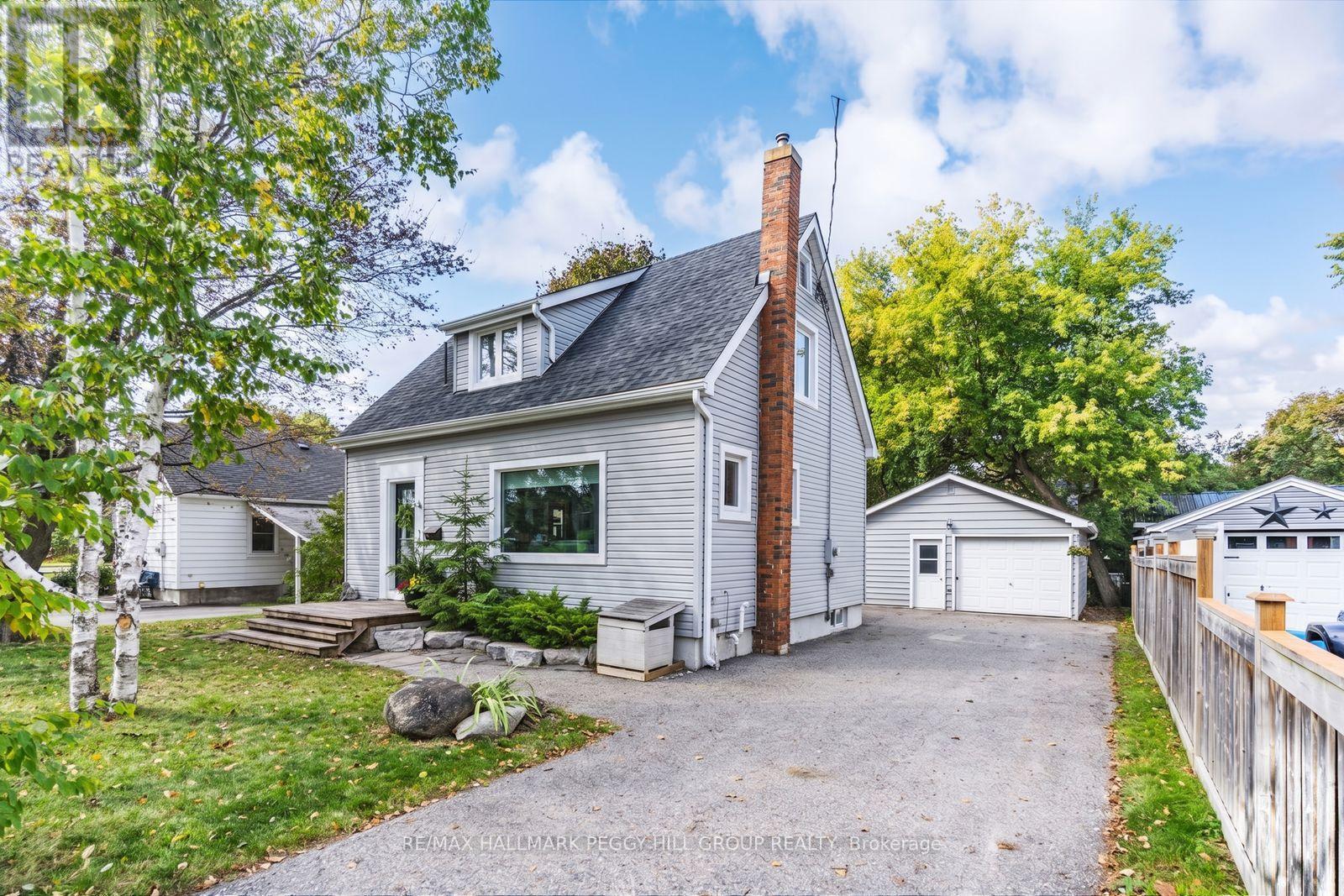 10 HOLGATE STREET, Barrie, Ontario