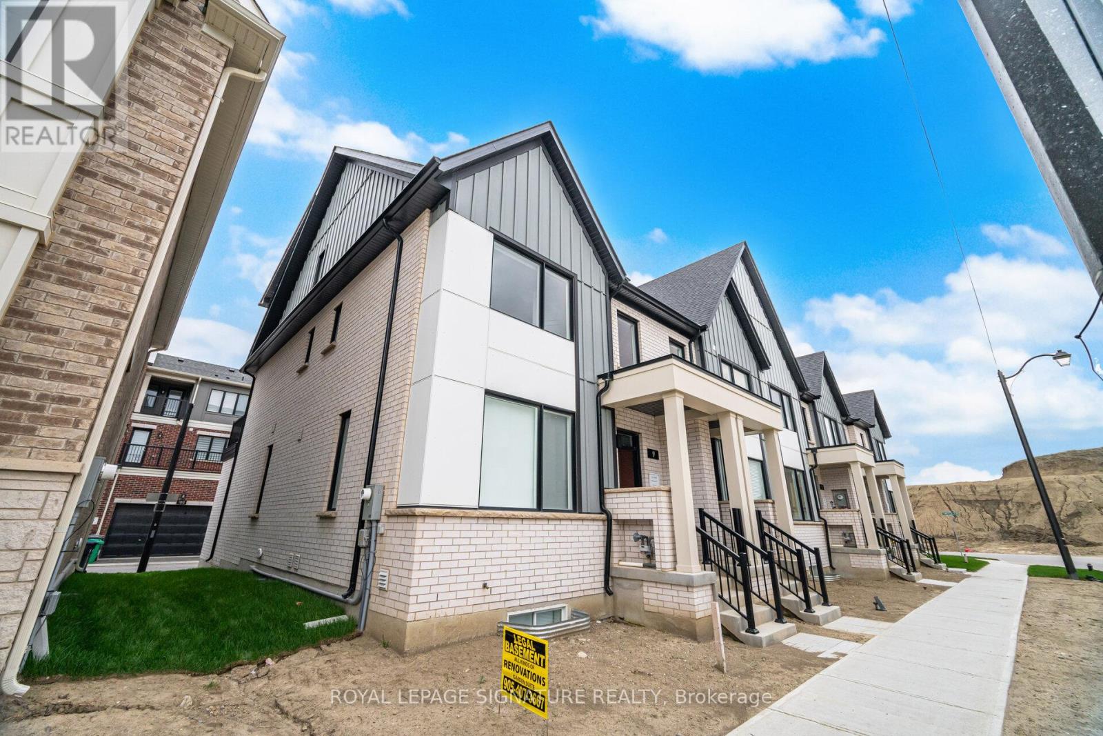 7 Moosehead Drive, Brampton, Ontario  L7A 5L9 - Photo 2 - W13089708