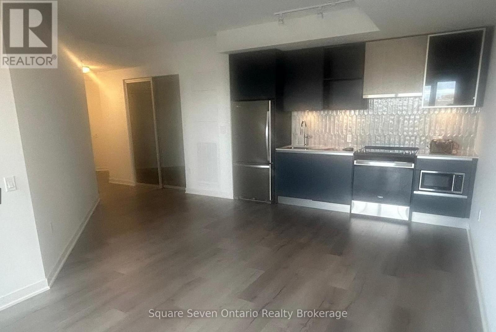 401 - 395 Dundas Street W, Oakville, Ontario  L6M 4M2 - Photo 2 - W13089800