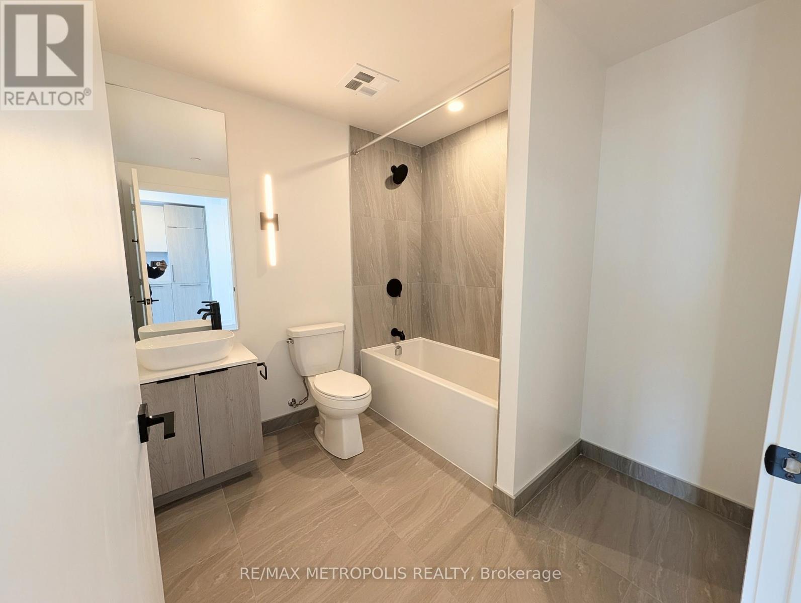 2704 - 1185 Dupont Street, Toronto, Ontario  M6H 0G5 - Photo 3 - W13089822