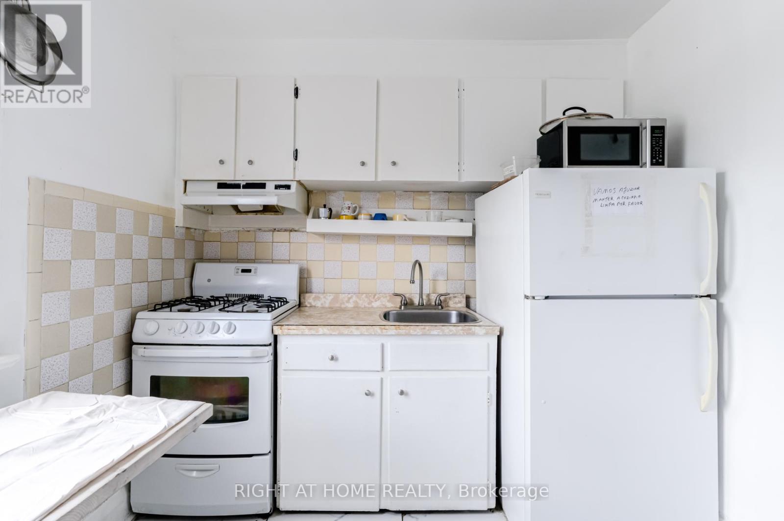 16 Pryor Avenue, Toronto, Ontario  M6N 1M4 - Photo 13 - W13089828