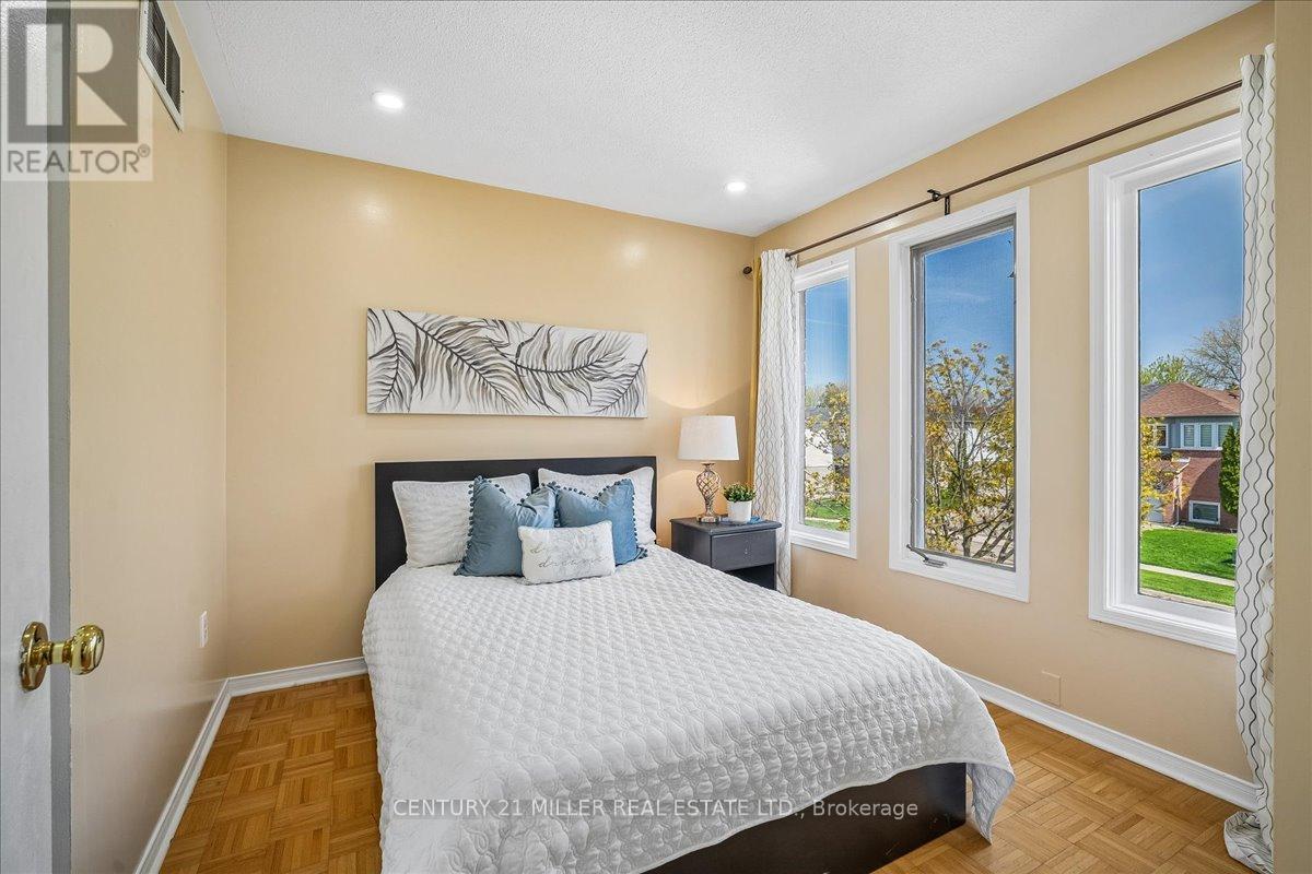 421 Levanna Lane, Oakville, Ontario  L6H 6B8 - Photo 10 - W13089916
