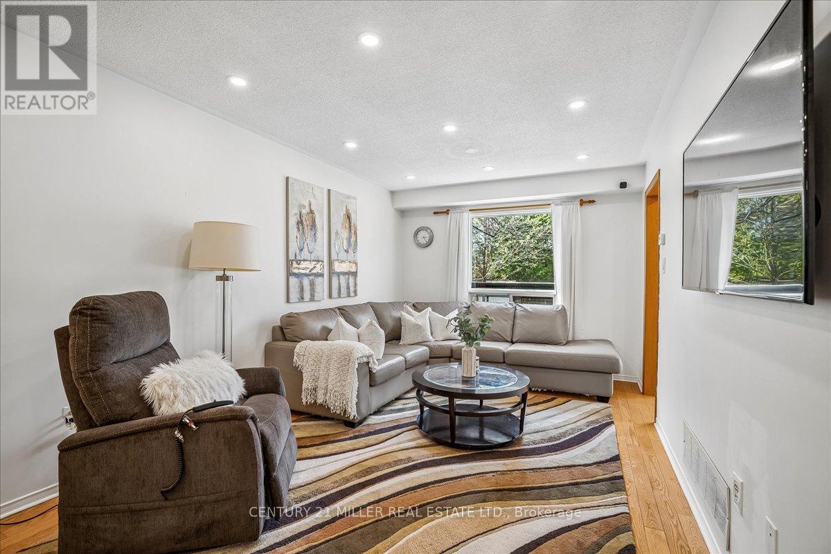 421 Levanna Lane, Oakville, Ontario  L6H 6B8 - Photo 4 - W13089916