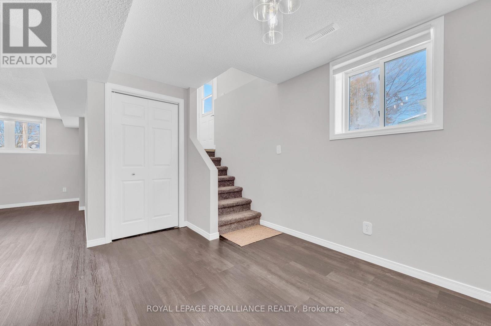 B - 25 Metcalfe Street, Quinte West, Ontario  K8V 6S9 - Photo 3 - X13090018