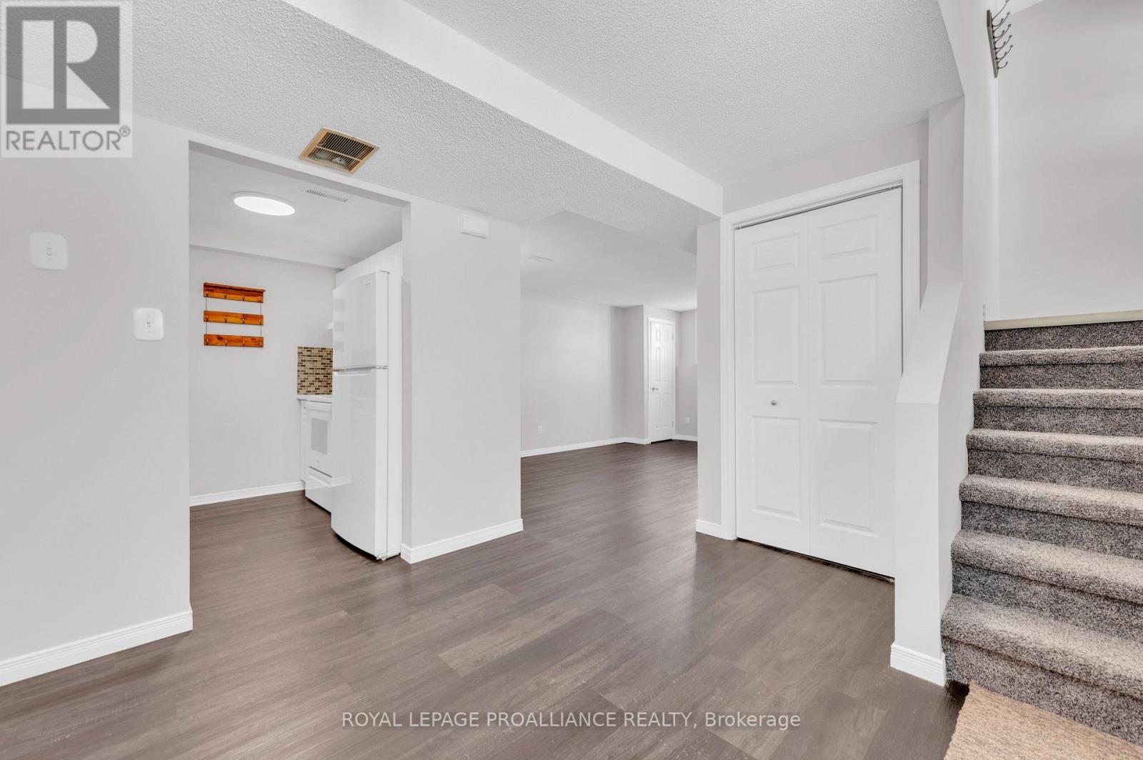 B - 25 Metcalfe Street, Quinte West, Ontario  K8V 6S9 - Photo 4 - X13090018