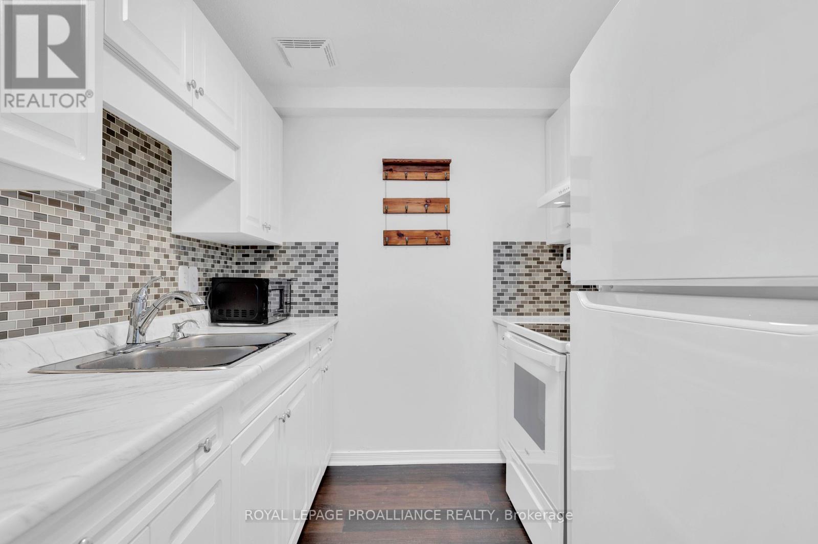 B - 25 Metcalfe Street, Quinte West, Ontario  K8V 6S9 - Photo 8 - X13090018