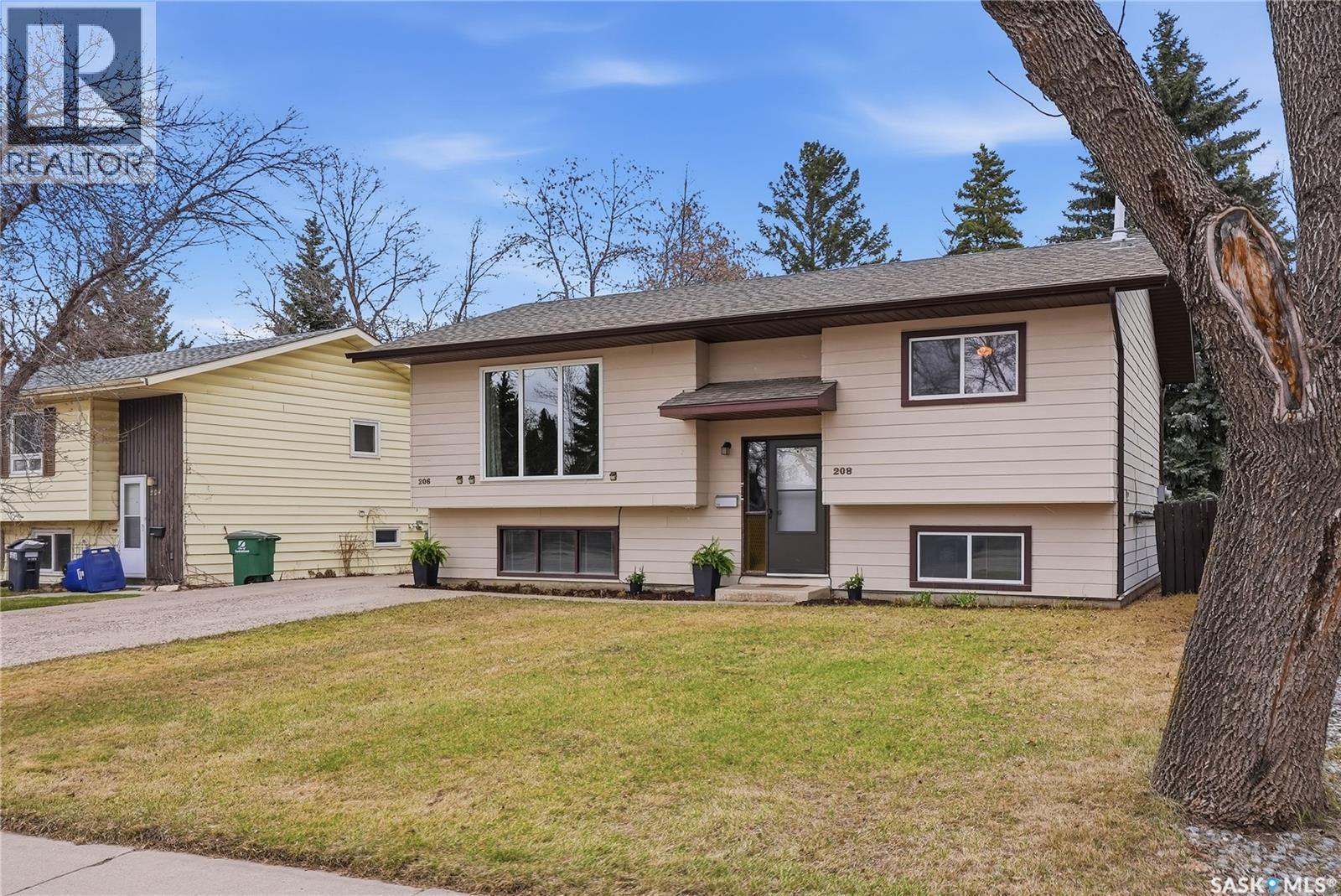 206 & 208 Coppermine Crescent, Saskatoon, Saskatchewan  S7K 4L7 - Photo 3 - SK035030