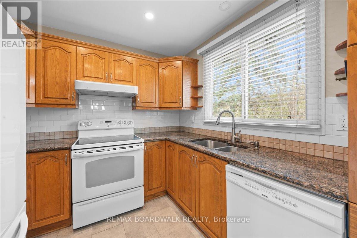 1195 St Jerome Crescent, Ottawa, Ontario  K1C 2A7 - Photo 11 - X13090030