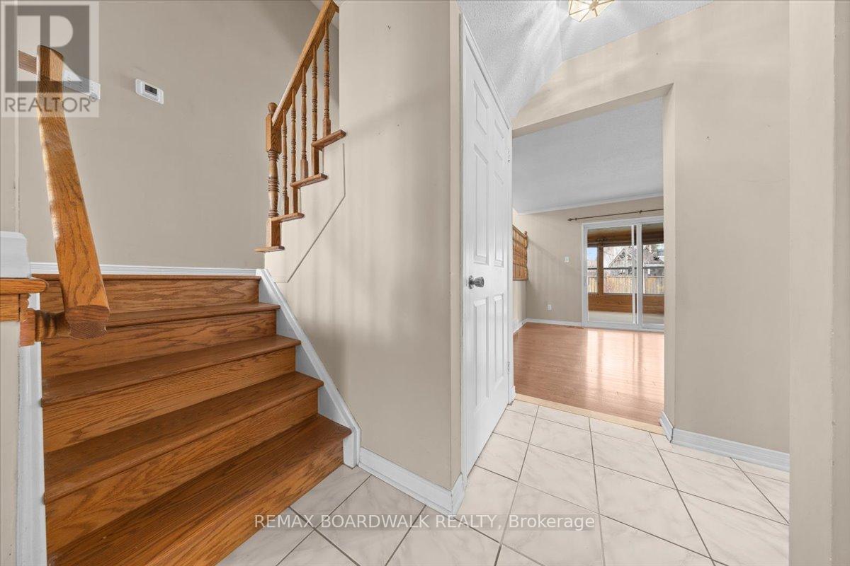 1195 St Jerome Crescent, Ottawa, Ontario  K1C 2A7 - Photo 3 - X13090030