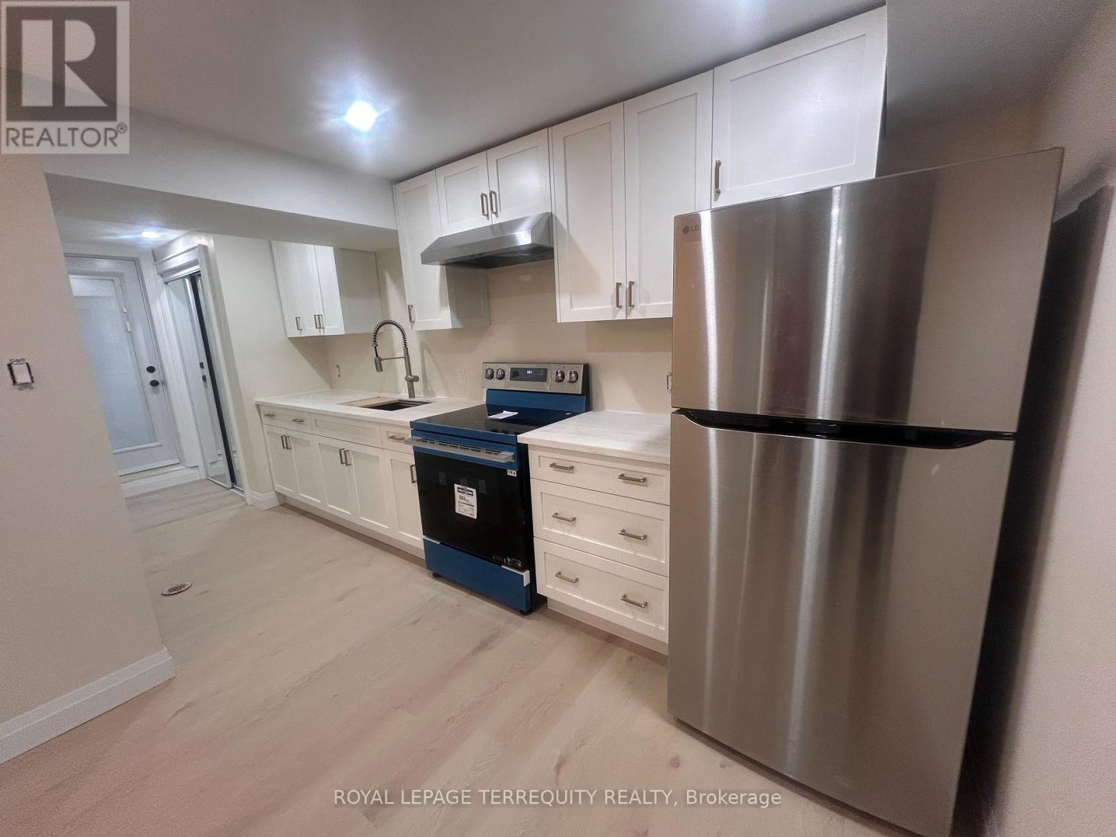 4 Sutton Court, Markham, Ontario  L3R 9B4 - Photo 2 - N13090066