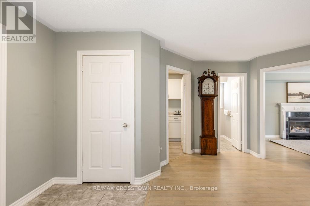 18 Stoneybrook Crescent, Barrie, Ontario  L4N 0A5 - Photo 5 - S13089984
