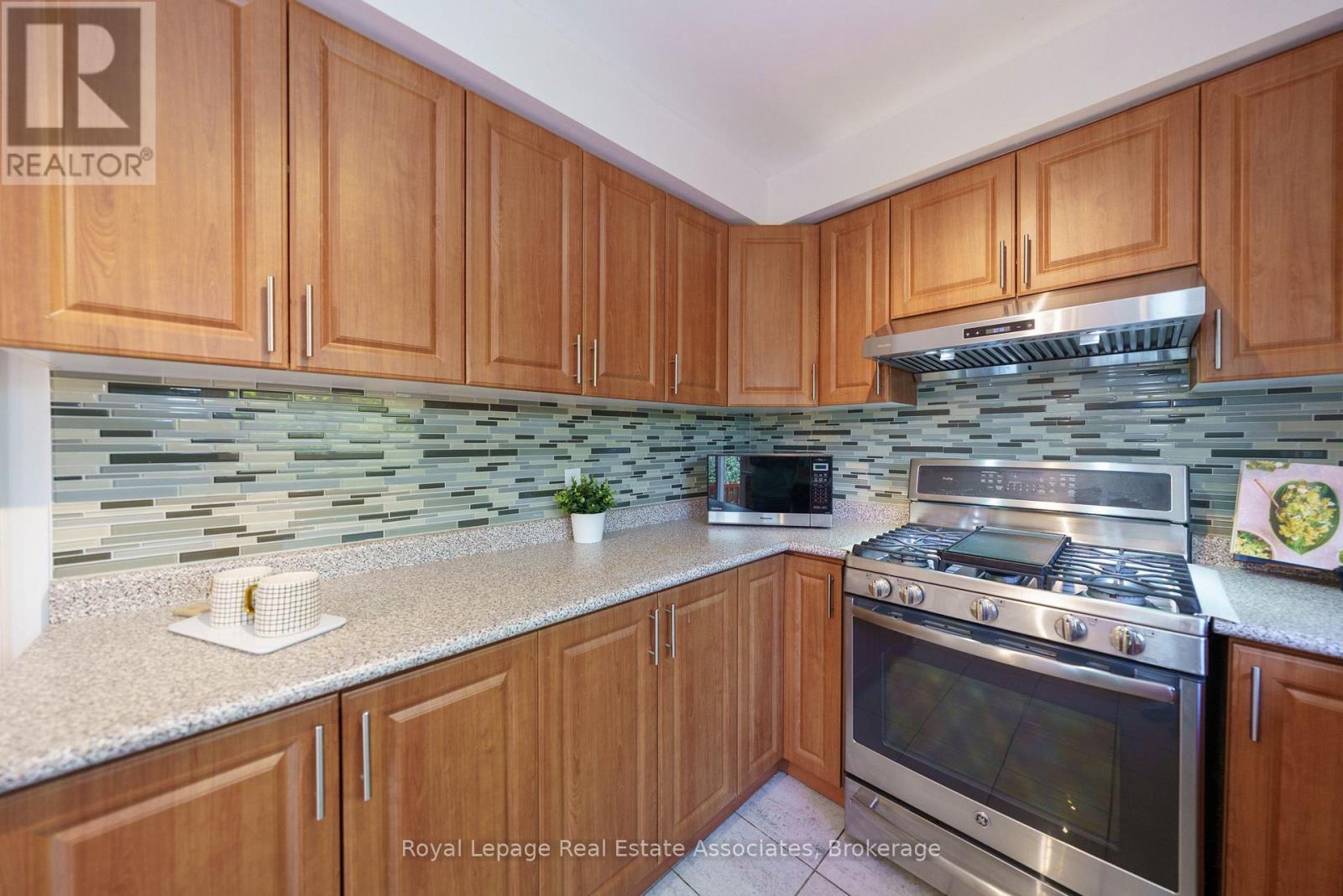6763 Dolmage Court, Mississauga, Ontario  L5N 4V9 - Photo 7 - W13089966