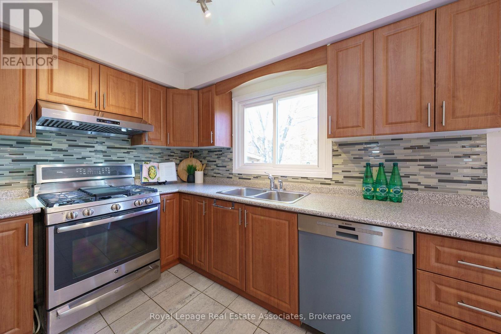 6763 Dolmage Court, Mississauga, Ontario  L5N 4V9 - Photo 8 - W13089966